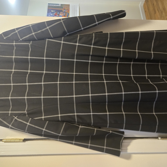 Jones New York Black and White Trench Coat with Tailored Fit - Picture 3 of 4